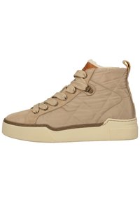Baskets montantes beiges avec texture matelassée, embout en daim et semelle en caoutchouc crème. Elles disposent d'un système de laçage et d'un petit accent en cuir au niveau du talon.