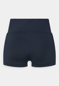 Tumši zilie augstās jostas šorti ar gludu tekstūru un minimālām šuvēm, kas izceļas ar pieguļošu dizainu un vidusceļš garumu.