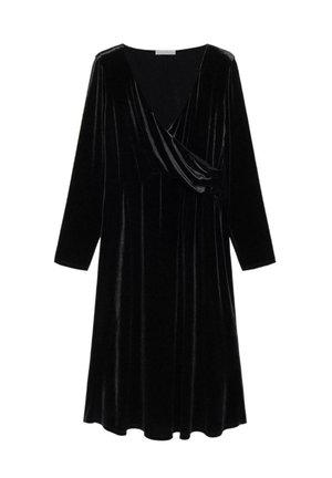 Vestido de terciopelo negro con mangas largas, escote profundo en V y diseño plisado, con un frente drapeado y falda fluida.