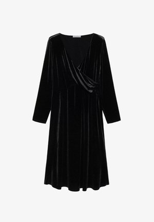 Vestido de terciopelo negro con mangas largas, escote profundo en V y diseño plisado, con un frente drapeado y falda fluida.