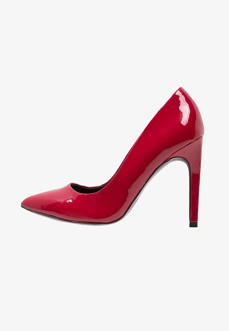 Escarpin rouge en cuir verni à talon haut, bout pointu et talon aiguille fin, présenté de profil sur fond blanc.