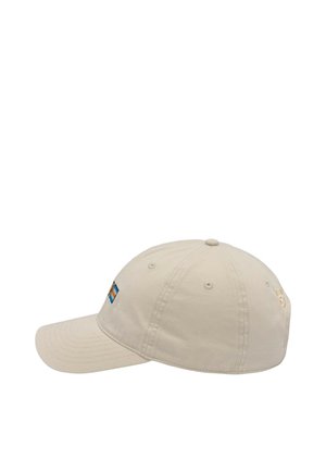Cappellino da baseball beige con sei occhielli, visiera curva, piccolo logo colorato ricamato sul davanti a sinistra e numero cinque cucito sul retro a destra.