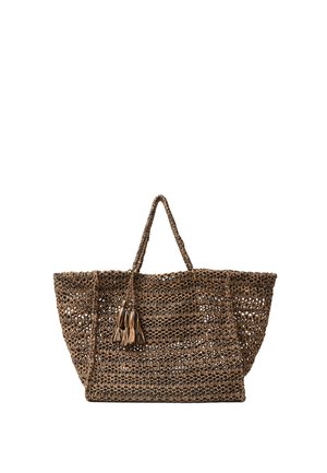 Braune gewebte Tragetasche mit zwei Griffen und dekorativen Quasten, die ein offenes, luftiges Strickmuster aufweist.