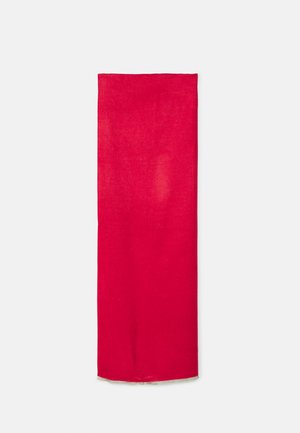 Bufanda rectangular de tela de color rojo brillante con una textura sutil, mostrada plana sobre un fondo neutro y claro.
