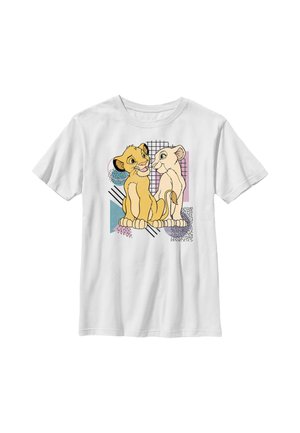 Hvid T-shirt med grafik af to unge løver, der vender mod hinanden, sat mod abstrakte geometriske former i pastel farver.