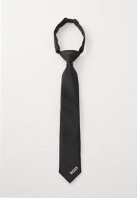 Gravata de seda negra com a ponta afilada, apresentando um logótipo impresso em branco "BOSS" perto da ponta. Textura suave e design clássico.