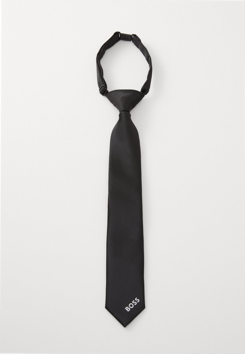 Gravata de seda negra com a ponta afilada, apresentando um logótipo impresso em branco "BOSS" perto da ponta. Textura suave e design clássico.