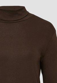 Brązowy sweter typu golf wykonany z gładkiego, elastycznego materiału. Dopasowana góra z długimi rękawami i wysokim, złożonym kołnierzem.