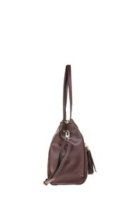 Borsa in pelle marrone con texture, dal design morbido, con manici allungati e un accento a frangia. Presenta una chiusura con zip e hardware dorato.