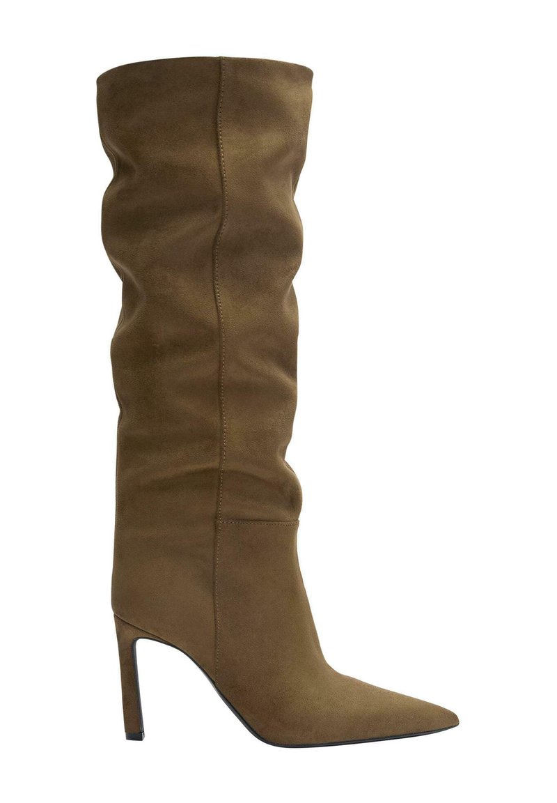 Botte en suede vert olive montant jusqu'au genou avec un bout pointu, un design supérieur flou et un talon aiguille, présentant des détails de couture visibles.