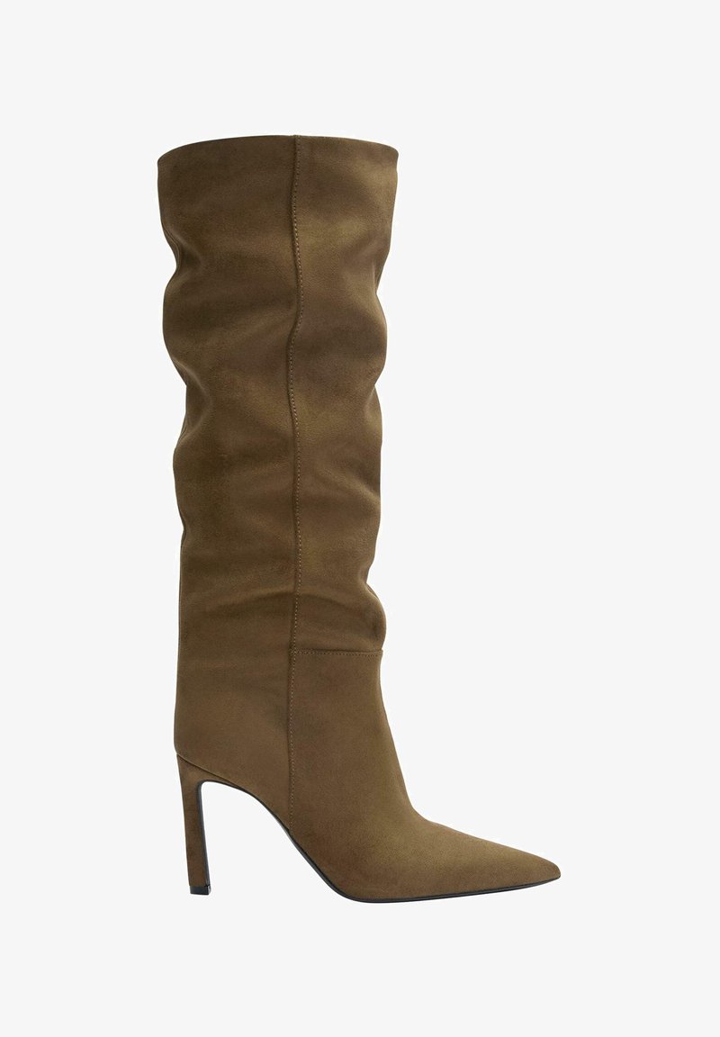 Botte en suede vert olive montant jusqu'au genou avec un bout pointu, un design supérieur flou et un talon aiguille, présentant des détails de couture visibles.