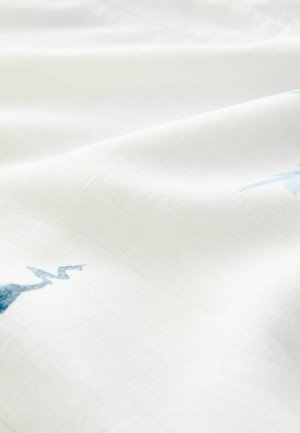 Valkoinen kangas, jossa on sileä pinta ja hienovaraiset siniset kirjailutsiimat, jotka muodostavat tyylikkään kuviodetaljin.