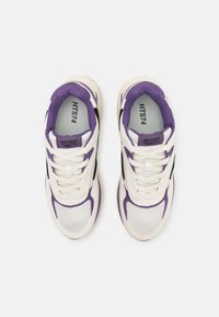 Weiße Mesh-Sneaker mit lila und schwarzen Akzenten, im Schnürdesign mit gepolsterter Zunge, die das Modellnamen "HTS74" präsentieren.
