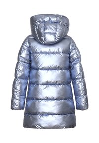 Cappotto imbottito metallico blu con cappuccio, caratterizzato da cuciture orizzontali, finitura lucida e maniche lunghe, progettato per calore e comfort.