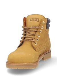 Botas de cuero beige con superficie texturizada, punta redonda, acentos marrones, ojales dorados y cordones marrones, con suela de goma y talón reforzado.