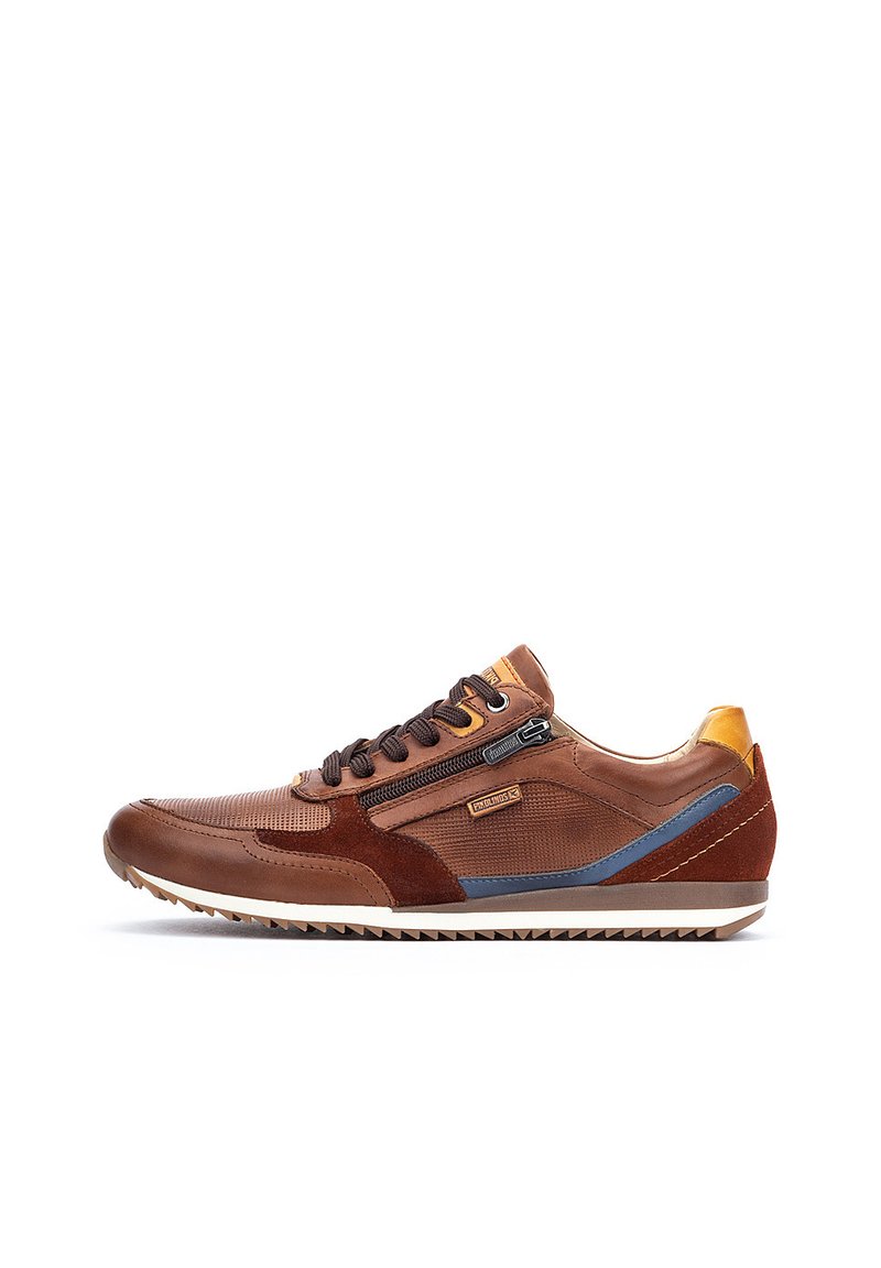 Sneaker in pelle e suede marrone con dettagli in mesh, superficie testurizzata, rifiniture blu e beige, e suola in gomma spessa. Presenta una cerniera laterale.