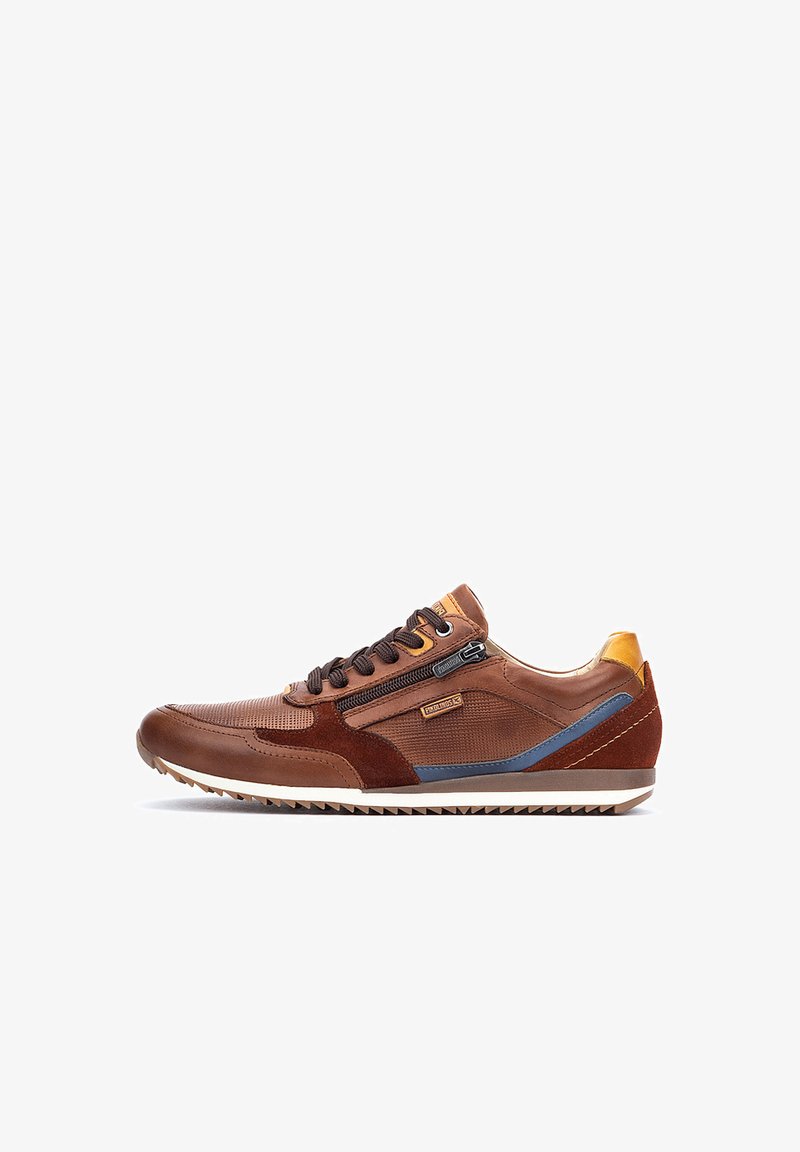 Bruine leren en suede sneaker met mesh accenten, een textuur oppervlak, blauwe en tan details, en een dikke rubberen zool. Voorzien van een zijrits.