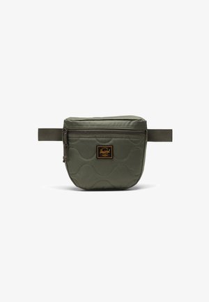 Olivengroene gewatteerde tas met ritssluiting, stoffen lus en een rechthoekige logo patch aan de voorkant. Textuur oppervlakte en compact ontwerp.