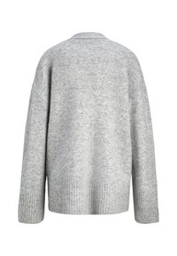 Pull gris surdimensionné avec un col rond, des poignets et un ourlet côtelés. Le tissu a une texture douce avec un motif chiné subtil.