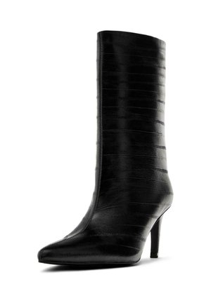 Schwarze Lederstiefelette mit vertikal geprägter Textur, spitzer Zehenform und schmalem, hohem Absatz. Glatte Oberfläche, strukturiertes Design.