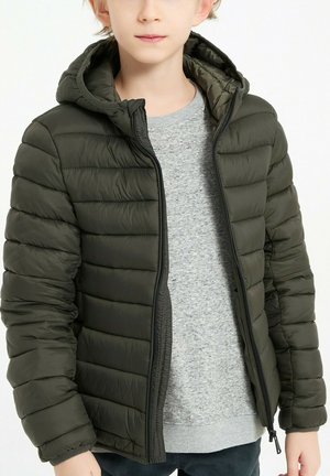 Veste matelassée vert olive avec capuche, dotée d'une fermeture éclair et d'un design cousu. Portée par-dessus un sweat-shirt gris clair.