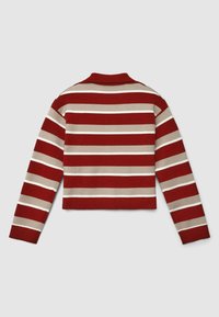 Pull court rayé rouge et beige avec col rond, manches longues, ourlet côtelé, et rayures alternant épaisses et fines.