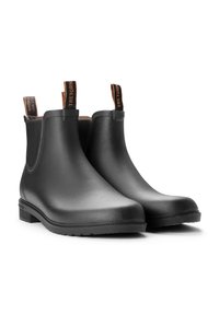 Mustat vedenpitävät nilkkurit, joissa on sileä kumipinta, joustavat sivupaneelit, ruskeat vetonauhat ja tekstuuriset pohjat pidon lisäämiseksi.