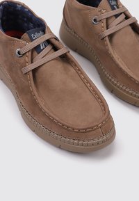 CallagHan Zapatos con cordones - brown
