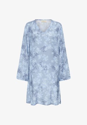 Ziedu raksta kleita gaiši zilos toņos ar V veida izgriezumu, garām piedurknēm un vaļēju piegriezumu. Tai ir gaišas ziedu rakstu apdrukas dažādos zilos toņos.