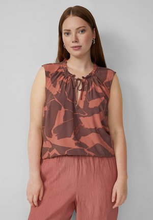 Bruine en roestkleurige mouwloze top met een geplooide halslijn, voorzien van een strikdetail en abstracte patronen, gecombineerd met geplooide pastelroze broek.
