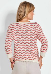 Leichtes Strickpullover mit einem Wellenmuster in abwechselnd roten und cremefarbenen Farbtönen. Rundhalsausschnitt und gerippte Bündchen sowie Saum.