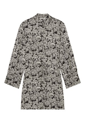Veste à motif noir et blanc avec un col, des manches longues et une coupe décontractée. Présente des formes abstraites et des rayures verticales.