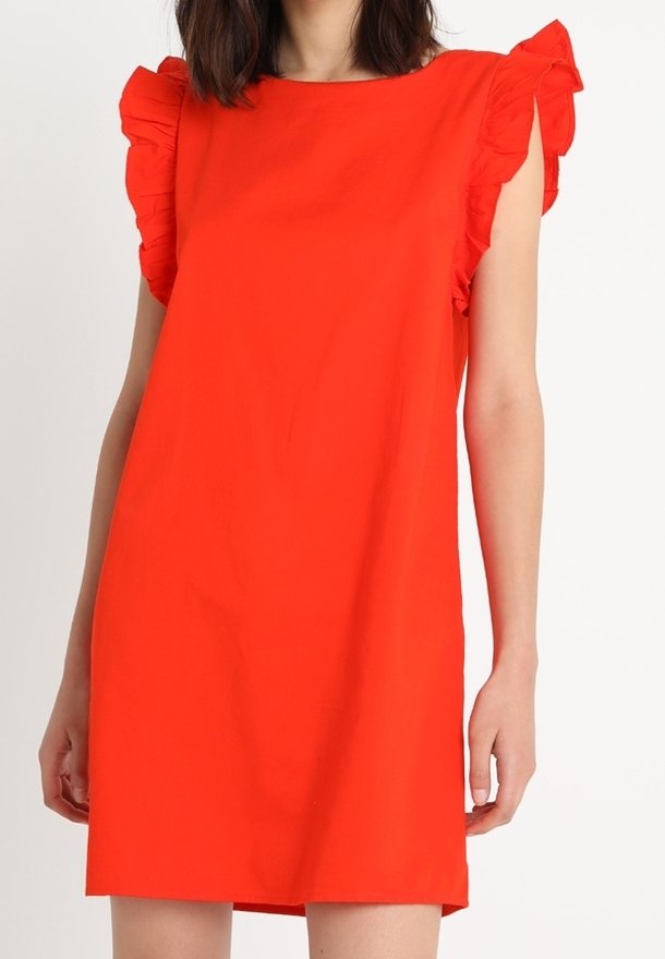 Czerwona sukienka z krótkim rękawem z falbaniastymi akcentami na ramionach, wykonana z lekkiego materiału. Prosty prosty krój i okrągły dekolt.