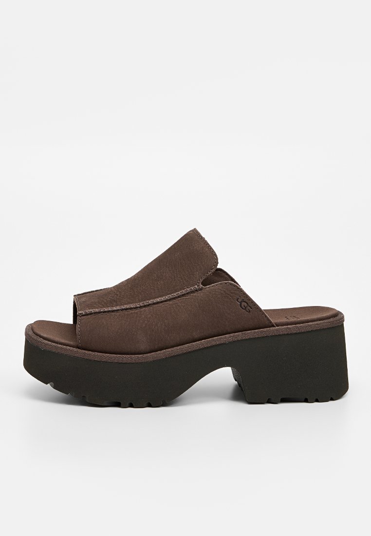 Sandalias de cuero marrón sin cierre con un diseño de punta abierta, una gruesa suela de plataforma negra y costuras visibles a lo largo de los bordes.