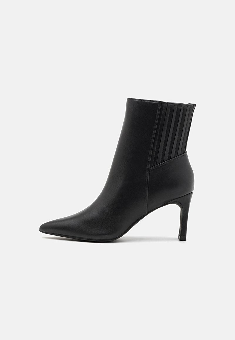 Svarte ankelstøvler med spiss tå og 7 cm stilettohelt. Laget av glatt materiale med vertikale ripede detaljer på helen.