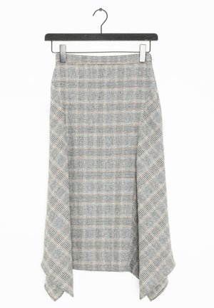 Gonna a quadri grigia con orlo asimmetrico, realizzata in tessuto strutturato, evidenziata da linee nere e arancioni. Appesa a una gruccia nera.