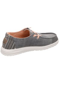 Sneaker in tessuto grigio con superficie texture, suola in gomma bianca e lacci rosa. Presenta un motivo a righe sul tallone e un dettaglio con il logo.