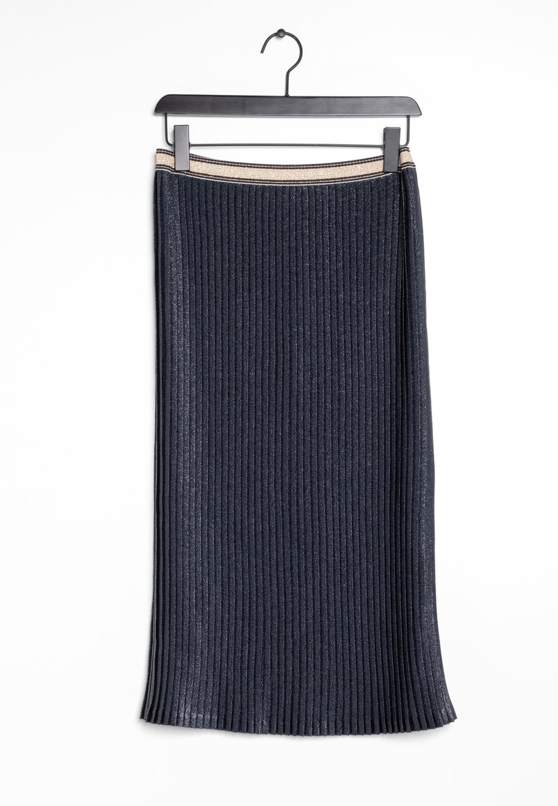 Jupe midi en maille côtelée bleu marine avec ceinture élastique beige rayée, accrochée sur un cintre noir devant un fond blanc.