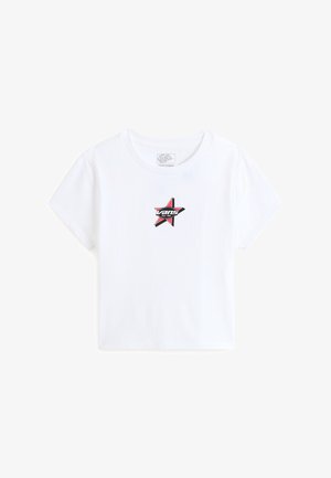 Witte cropped t-shirt van katoen, met een zwart en rood sterlogo op de voorkant. Klassieke ronde hals en korte mouwen.