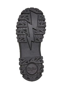 Suela de bota de goma negra con un patrón de relieve irregular, que presenta triángulos elevados y formas de rayo. Incluye un logotipo de marca circular.