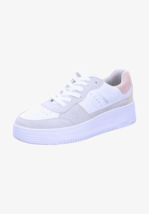 Zapatilla blanca con acentos de ante gris, suela texturizada, caja de dedos perforada y cordones blancos. Cuenta con una discreta lengüeta en color rosa pastel.