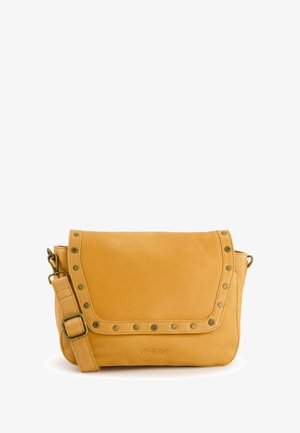 Gelbe Leder-Crossbody-Tasche mit Klappe, Metallnietenakzenten am Rand und verstellbarem Tragegurt. Hat eine glatte Oberfläche.