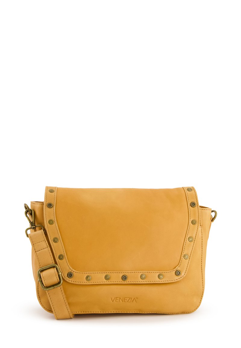 Gul læder crossbody taske med klap, metalnagledeknopper langs kanten og en justerbar rem. Har en glat overflade.