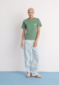 Carhartt WIP POCKET - Camiseta básica - duck green