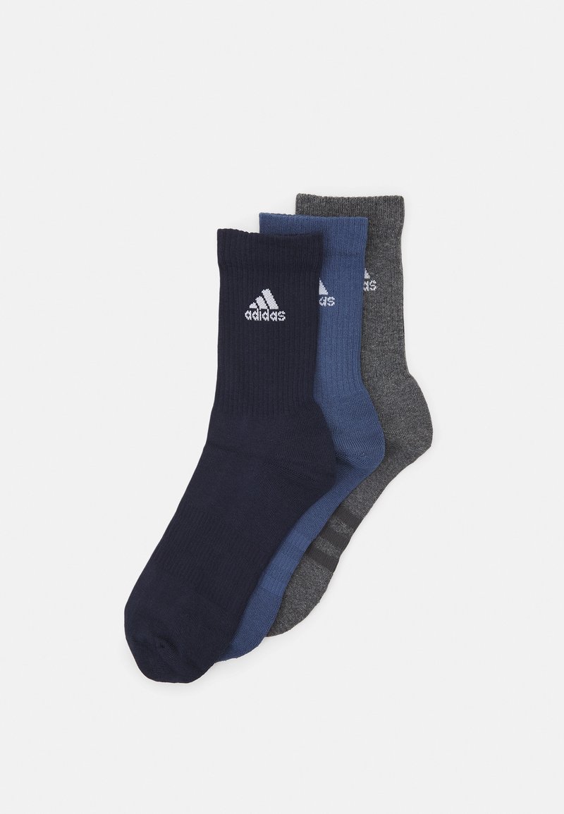 Tres pares de calcetines de tripulación en navy, azul y gris. El material parece tejido, con una textura acanalada y un pequeño logotipo blanco.