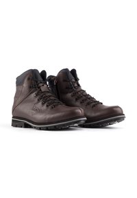 Brązowe skórzane buty trekkingowe z teksturowaną powierzchnią, czarnymi akcentami, metalowymi oczkami i solidnymi podeszwami, zaprojektowane z myślą o trwałości i wsparciu.