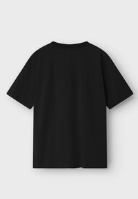 Sort T-shirt med korte ærmer og rund hals. Glatkornet tekstur, lige snit, ingen synlige sømme eller dekorationer. Minimalistisk design.