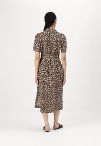 Leopardo raštuotas midi suknelė trumpomis rankovėmis, su diržu ir šoninėmis skeltomis. Pagaminta iš lengvos medžiagos, su apykakle.