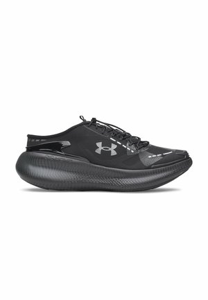 Zwarte sportschoen met dikke, afgeronde zool, veterdesign en Under Armour-logo aan de zijkant tegen een witte achtergrond.