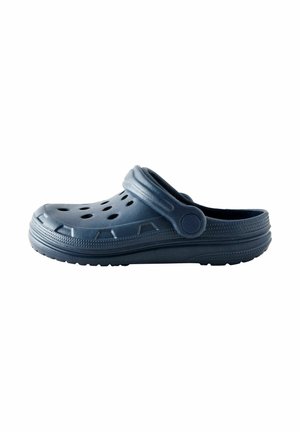 Marineblaue Gummi-Clogs mit Belüftungslöchern, gebogenem Fersenriemen, strukturiertem Sohlenprofil und kontrastierendem seitlichem Knopfdetail.